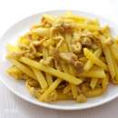 『友達がいなくなるポテト』は、カレー味とニンニクのコンビネーションが絶品！