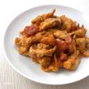 『豚こま肉の梅ケチャップ炒め』。いつもの味付けに飽きたら食べたい、豚肉のレシピ。