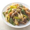 『きのこと豚肉のごまマヨネーズ炒め』。ジューシーでご飯が進む作り置き・常備菜レシピです。