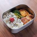 弁当の作り方・詰め方の基本。次におかずをの残りの半分におかず2〜3品程度を詰めます。