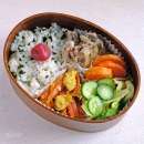 人参とキャベツときゅうりを活用した『簡単しょうが焼き弁当』。
